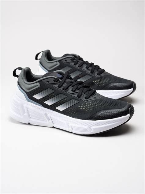 Svarta adidas Sneakers .